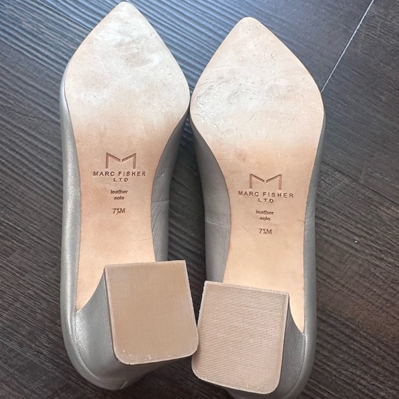 Marc Fisher Zala pointy toe pump with block heel metallic champagne  sz 7.5 - Picture 5 of 6